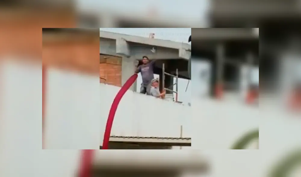 Obrero interrumpió sus labores en el techo de una casa y se dejó llevar por la potente música de evento Obrero interrumpió sus labores en el techo de una casa y se dejó llevar por la potente música de evento