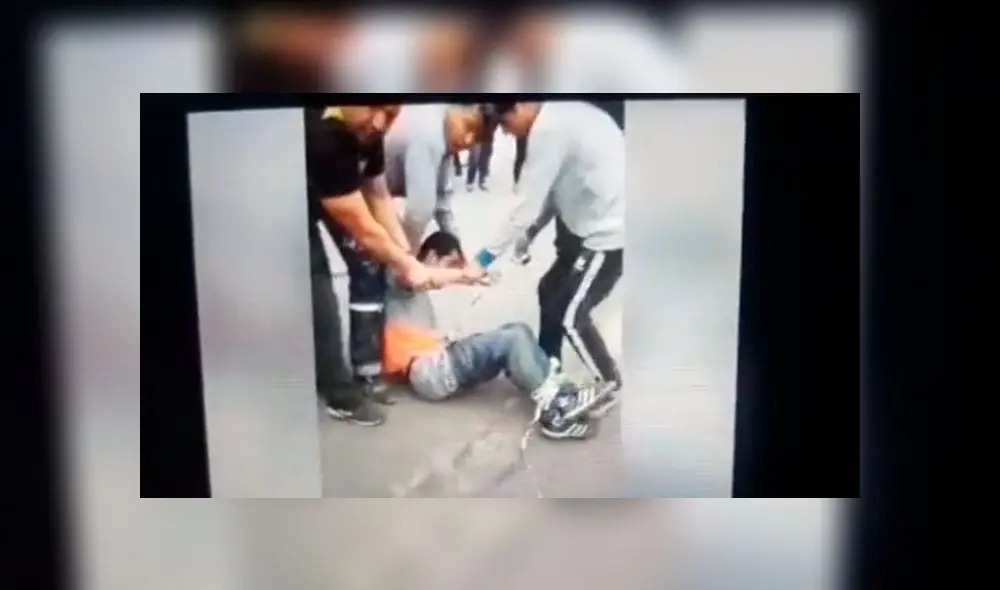 Vecinos capturan a delincuente para que no escape tras intentar robar pertenencias a joven de 19 años. Créditos: Captura RTV.