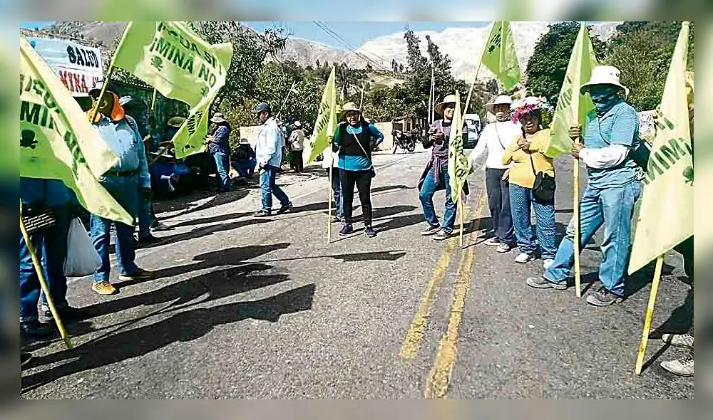 Segundo día de paro. Agricultores de Tumilaca están apostados en vía Binacional. Bloquean el tránsito por algunos momentos. Segundo día de paro. Agricultores de Tumilaca están apostados en vía Binacional. Bloquean el tránsito por algunos momentos.