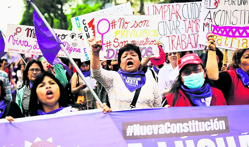 Aquí estamos. Los colectivos y asociaciones de mujeres recorrieron la avenida Arequipa. Foto: difusión Aquí estamos. Los colectivos y asociaciones de mujeres recorrieron la avenida Arequipa. Foto: difusión