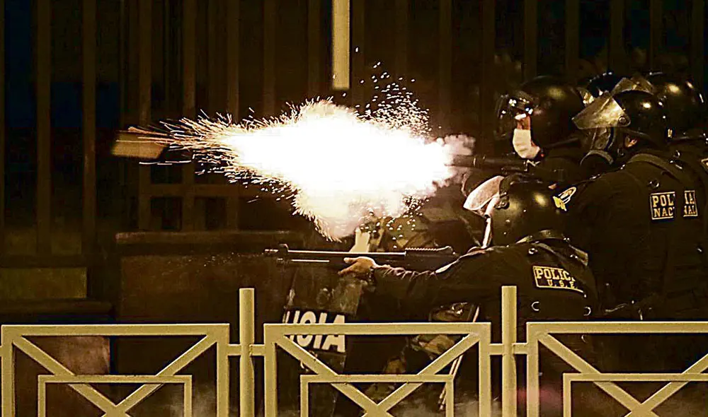 Acciones. La policía respondiendo con gases y perdigones. Foto: Jorge Cerdán/La República
