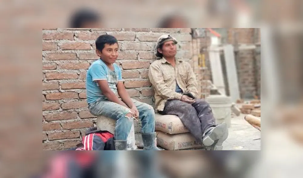 El menor decidió ayudar a su padre como albañil para traer más dinero a la casa. Foto: Chiapas Sin Censura