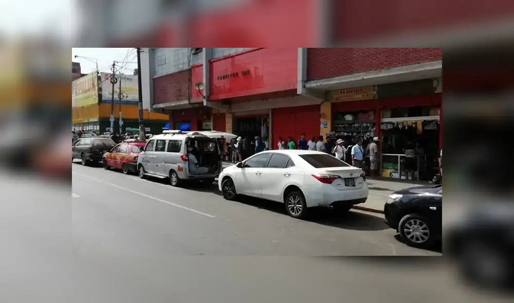 Cercado de Lima: conductores invaden carril para estacionar vehículos 