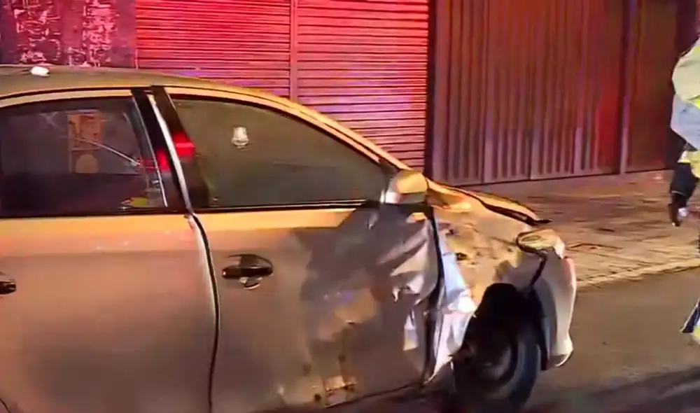 Vista del automóvil donde viajaba Omar Lambio y su esposa. Foto: Captura América Televisión