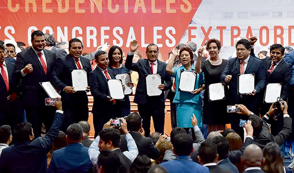 Los de corazón. Somos Perú en su reingreso al Parlamento, esta vez con 11 legisladores. Foto: Melissa Merino Los de corazón. Somos Perú en su reingreso al Parlamento, esta vez con 11 legisladores. Foto: Melissa Merino