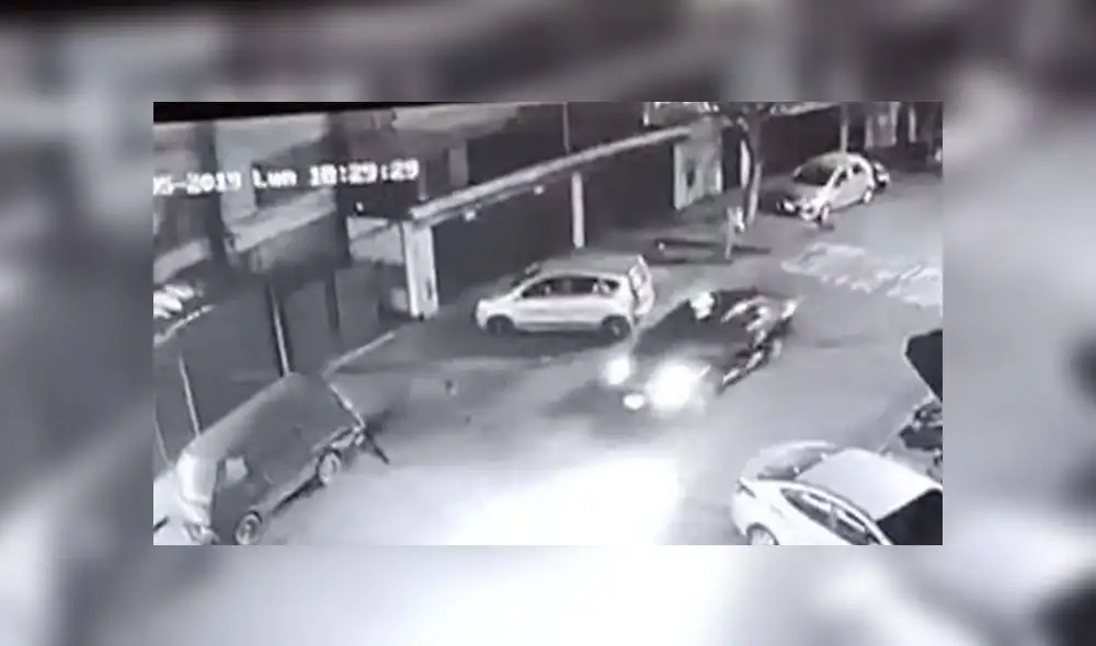 Los cuatro delincuentes llegaron a bordo de dos motos. Uno de ellos se quedó a cuidar los vehículo, mientras los tres restantes cometían el asalto. (Foto: Captura de video / Buenos Días Perú)