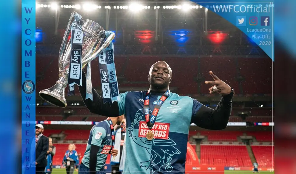 Adebayo Akinfenwa juega en el Wycombe Wanderes. Foto: Twitter. Adebayo Akinfenwa juega en el Wycombe Wanderes. Foto: Twitter.