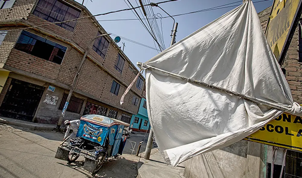 Auxilio. Los moradores han puesto una bandera blanca a la entrada de la calle para pedir ayuda.