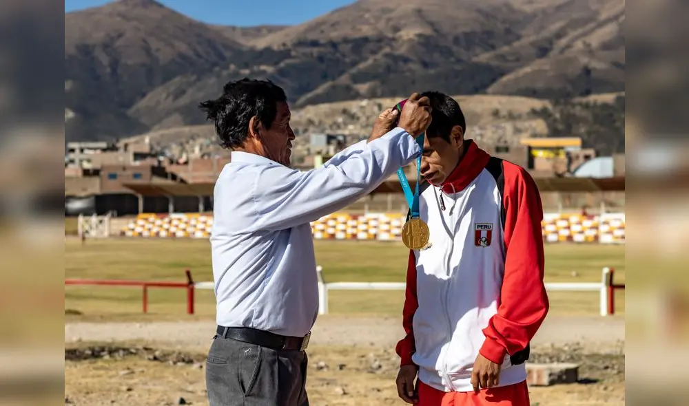 Simeón, el patriarca de los Pacheco, condecorando nuevamente a su hijo. Fotografía: Kattya Lázaro.