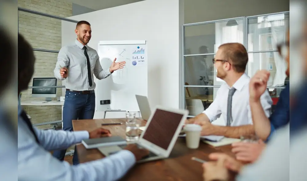 Business team dsicussing financial news at seminar Business team dsicussing financial news at seminar