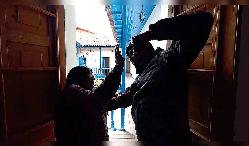 VIOLENCIA NO CESA. Las llamadas a la línea 100 del Ministerio de la Mujer para denunciar agresiones subieron hasta en 300% VIOLENCIA NO CESA. Las llamadas a la línea 100 del Ministerio de la Mujer para denunciar agresiones subieron hasta en 300%