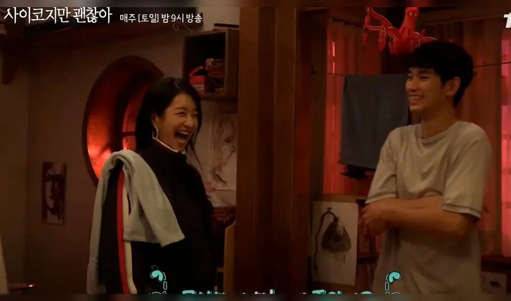 Desliza para ver más fotos de Kim Soo Hyun y Seo Ye Ji de It's okay to not be okay. Créditos: tvN