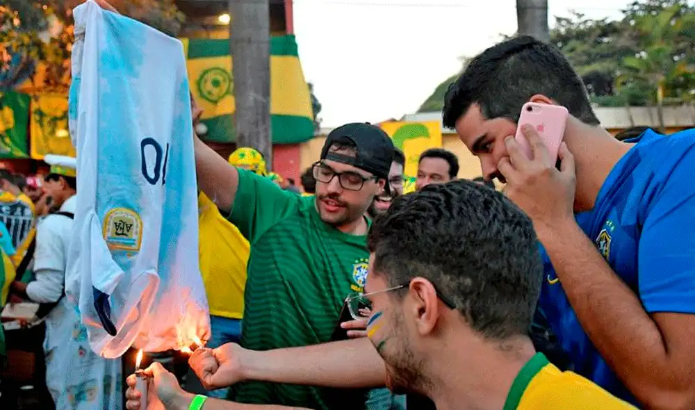 Hinchas brasileños quemaron la camiseta de Lionel Messi previo al Argentina vs. Brasil por la Copa América 2019. | Foto: AP Hinchas brasileños quemaron la camiseta de Lionel Messi previo al Argentina vs. Brasil por la Copa América 2019. | Foto: AP