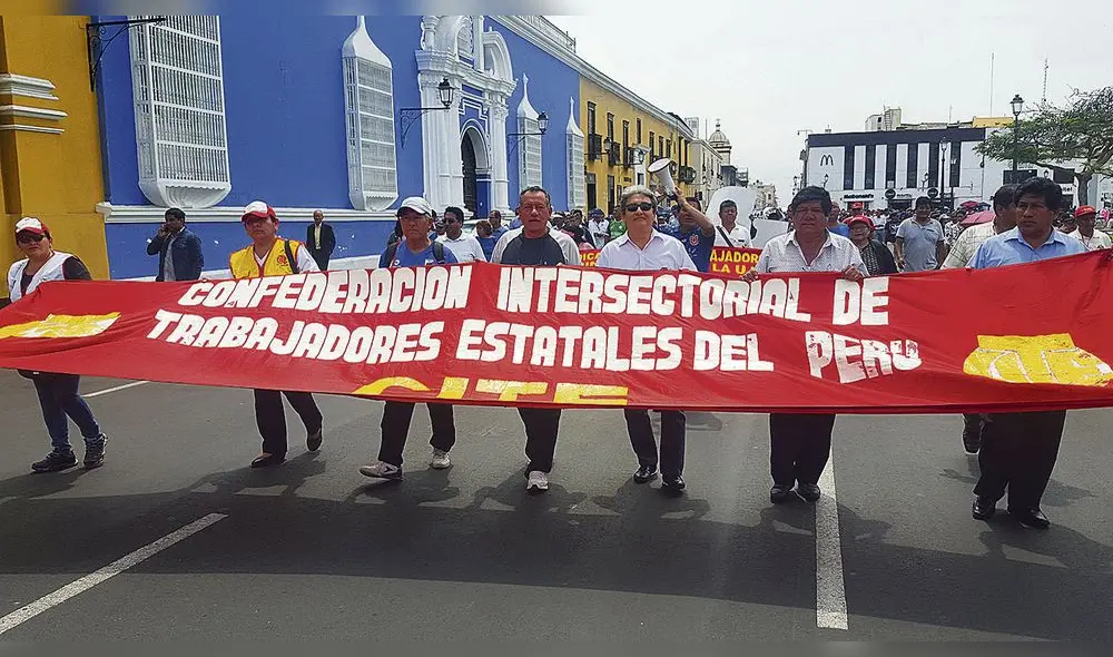Trabajadores estatales inician huelga exigiendo Ley de Negociación Colectiva Trabajadores estatales inician huelga exigiendo Ley de Negociación Colectiva