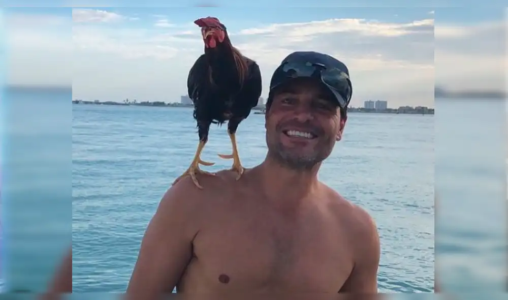 Chayanne y su hijo paralizan las redes con fotos de sus torsos desnudos