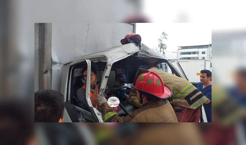 Los bomberos tuvieron que utilizar cizallas hidráulicas para cortar las ventanas y puertas de la parte delantera de furgoneta. (Foto: Municipalidad de Surco) Los bomberos tuvieron que utilizar cizallas hidráulicas para cortar las ventanas y puertas de la parte delantera de furgoneta. (Foto: Municipalidad de Surco)