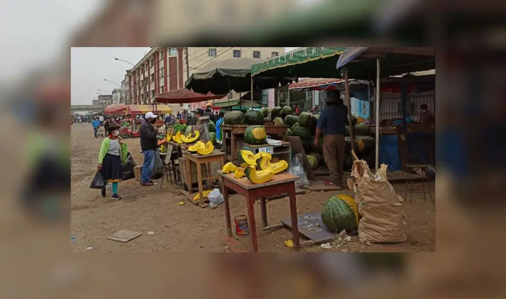 Algunas personas, entre comerciantes y clientes, no respetaron el distanciamiento social ni usaron mascarillas. (Foto: Joel Robles / GLR - URPI) Algunas personas, entre comerciantes y clientes, no respetaron el distanciamiento social ni usaron mascarillas. (Foto: Joel Robles / GLR - URPI)
