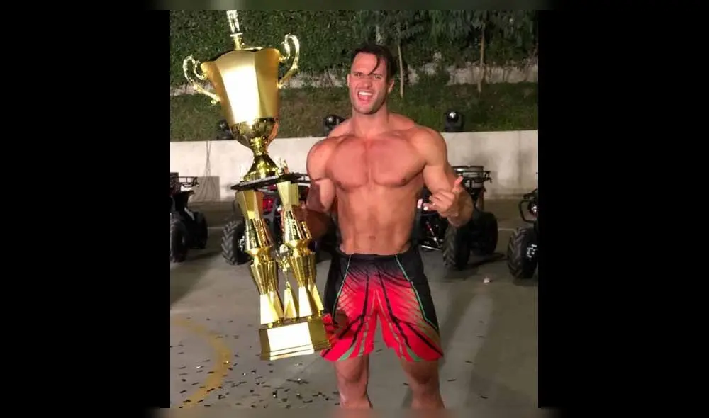 Fabio Agostini es blanco de críticas por ponerse la bandera peruana en parte íntima