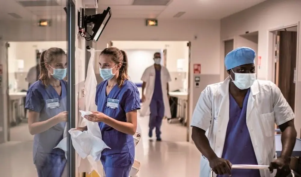Un toque de queda nocturno entrará en vigor este viernes a medianoche en París con la finalidad de frenar la COVID-19. Foto: AFP Un toque de queda nocturno entrará en vigor este viernes a medianoche en París con la finalidad de frenar la COVID-19. Foto: AFP