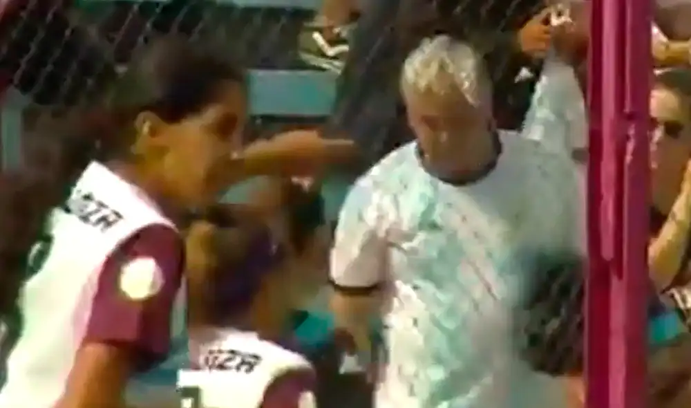 Árbitra expulsa a hincha de la tribuna por insultarla. Árbitra expulsa a hincha de la tribuna por insultarla.