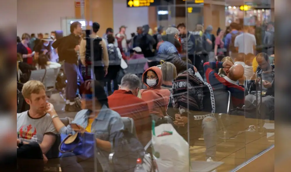 Decenas de pasajeros reclaman vuelos humanitarios tras quedar varados en Lima por el cierre del aeropuerto internacional. Foto: AFP.