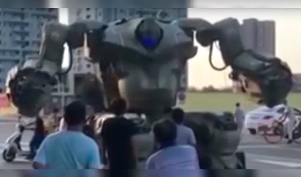 Youtube viral: 'Transformers' aterra a ciudadanos mientras recorre calles de Pekín [VIDEO]