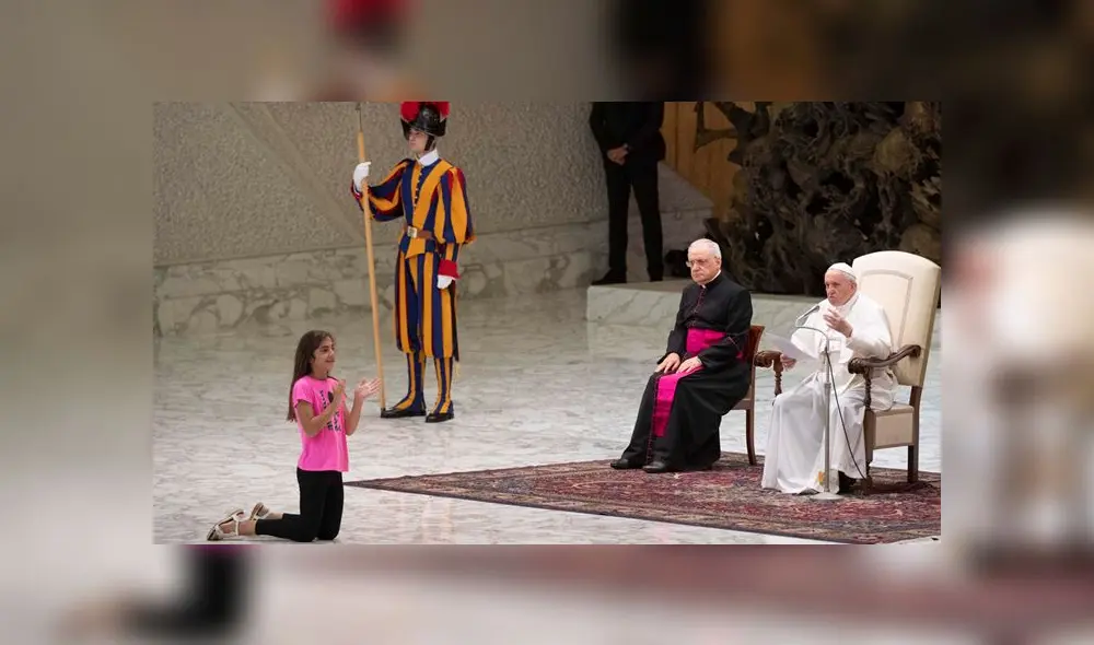 Niña irrumpe durante audiencia del Papa Francisco en el Vaticano [VIDEO]
