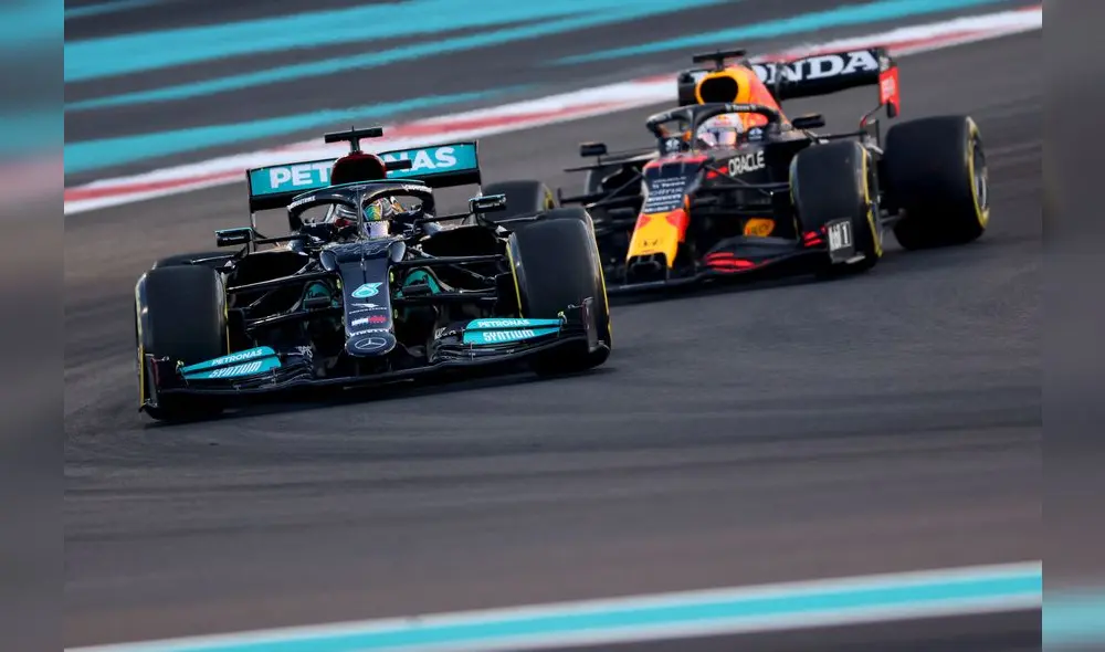 Hamilton y Verstappen fueron los protagonistas de la carrera en Abu Dabi en el 2021. Foto: AFP