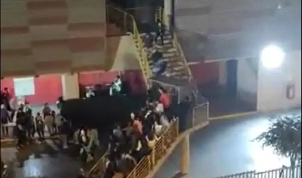 Fanáticos pusieron en riesgo su vida con tal de ver al artista del momento y corear sus canciones en el Estadio Nacional. Foto: captura TikTok Fanáticos pusieron en riesgo su vida con tal de ver al artista del momento y corear sus canciones en el Estadio Nacional. Foto: captura TikTok