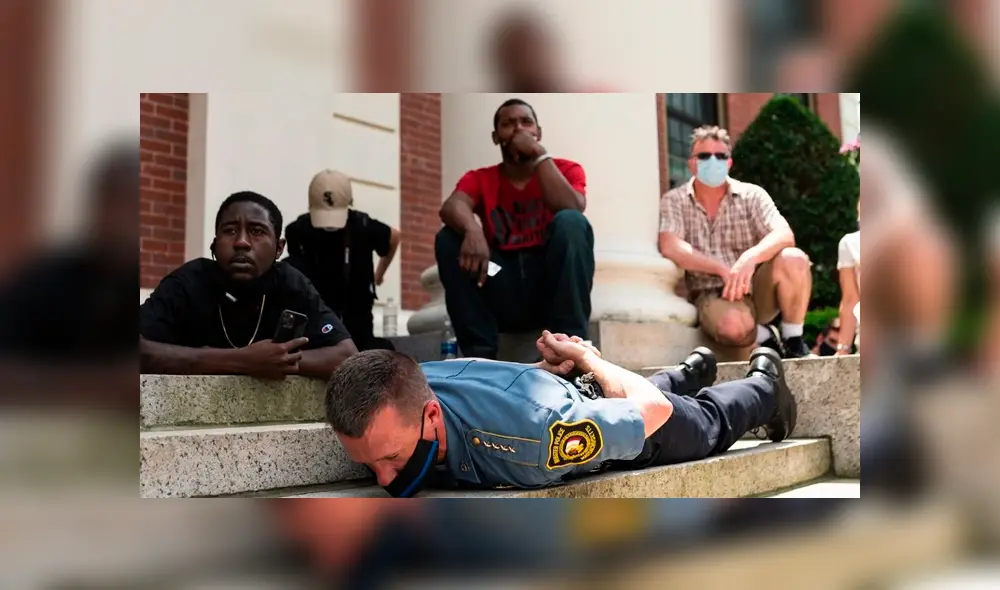 Policía se acostó boca abajo en solidaridad con los manifestantes por la muerte de George Floyd. Foto: Clarín