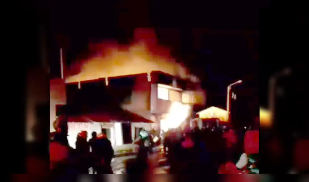 Fuego amenazó con expandirse a las viviendas aledañas. Bomberos lograron controlar el siniestro.