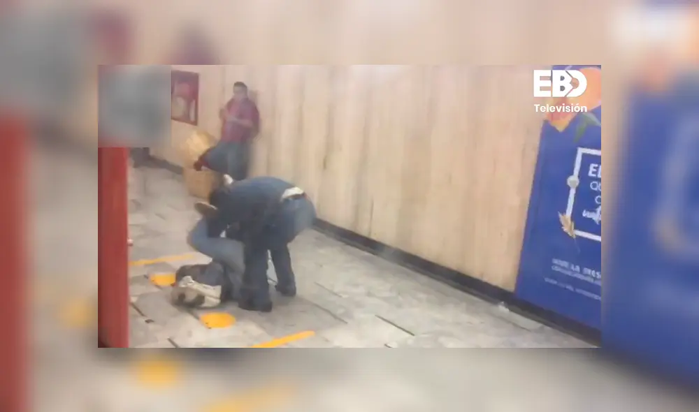 Las personas alrededor observaban cómo se pelean pero nadie hace nada por detenerlos. (Foto: Captura) Las personas alrededor observaban cómo se pelean pero nadie hace nada por detenerlos. (Foto: Captura)