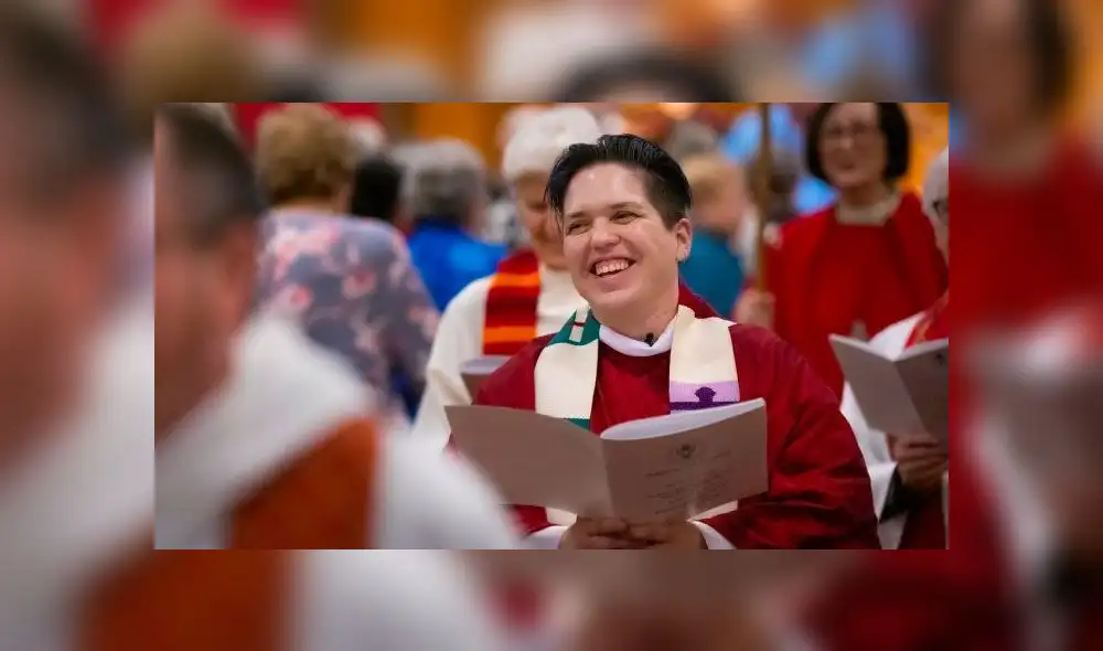 Ordenan a primer sacerdote transgénero no binario que quería “derrocar al Vaticano”