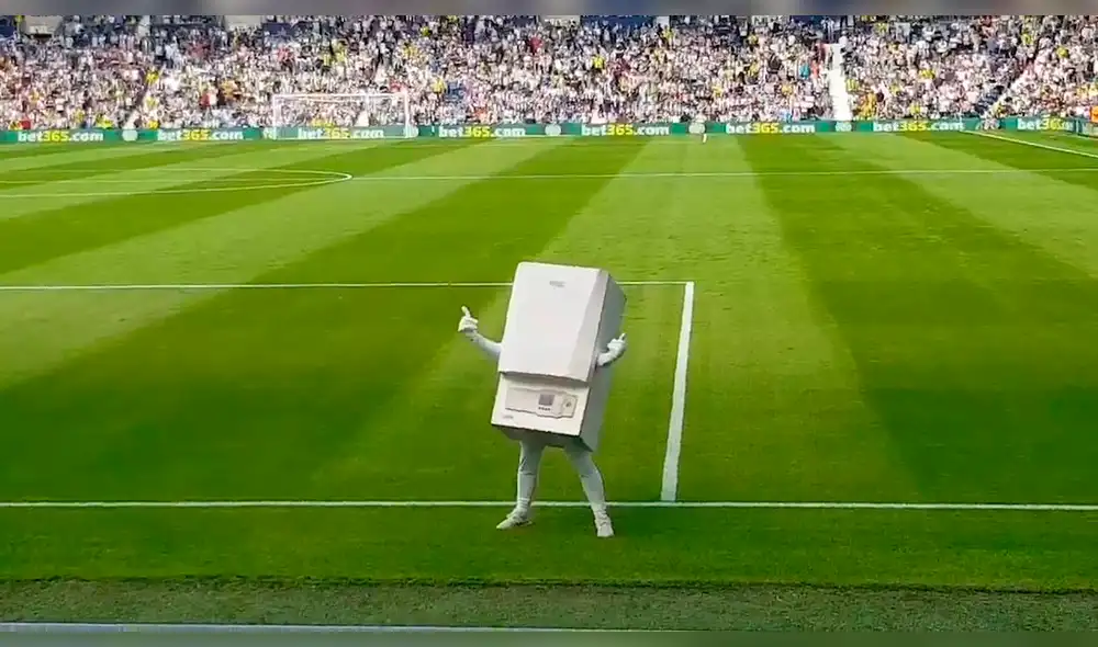 YouTube: Hinchas del West Bromwich sufren por la mascota más rara del mundo