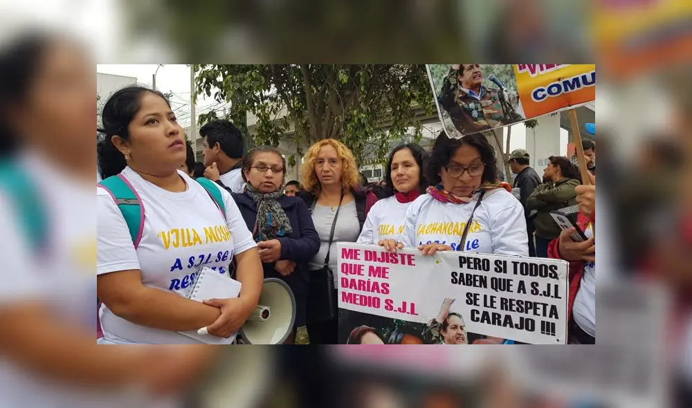 Con carteles en mano, los pobladores de ambos distritos protestaron para exigir la solución de los problemas limítrofes. Con carteles en mano, los pobladores de ambos distritos protestaron para exigir la solución de los problemas limítrofes.