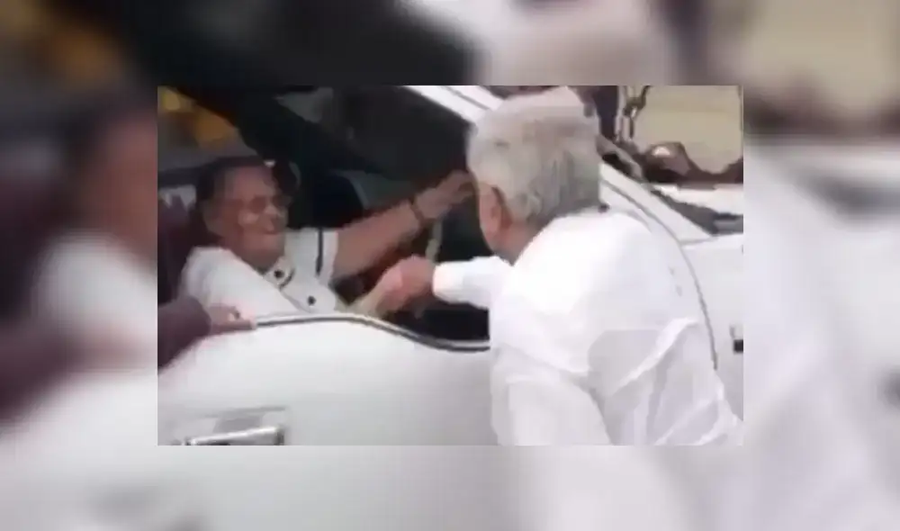 Este es el momento exacto en que AMLO saluda de mano a doña Consuelo, madre de Guzmán Loera. (Foto: Captura)