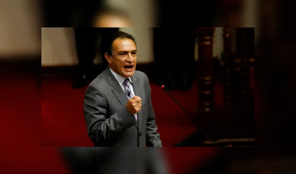 Héctor Becerril ajeno a críticas por tarjetas navideñas: “Es mi derecho”