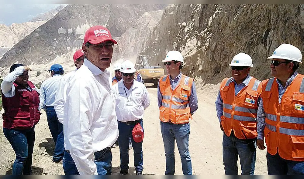 VISITA. Martín Vizcarra inspeccionó obras viales en Moquegua.