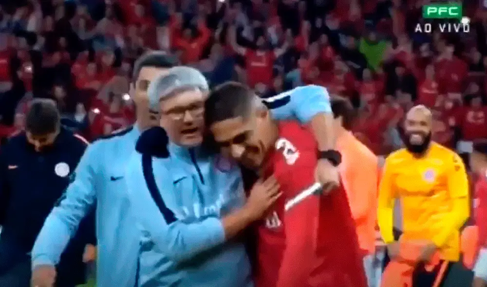 Emotiva celebración de Paolo Guerrero y Odair Hellmann, DT de Inter de Porto Alegre.