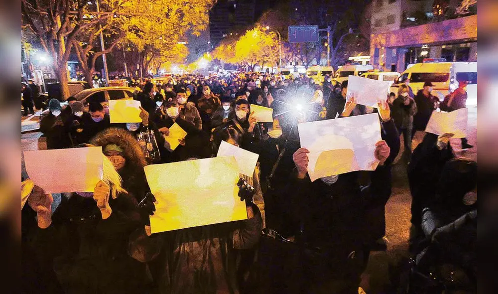 Hoja en blanco. Los manifestantes marchan con hojas en blanco en señal de protesta. Foto: EFE