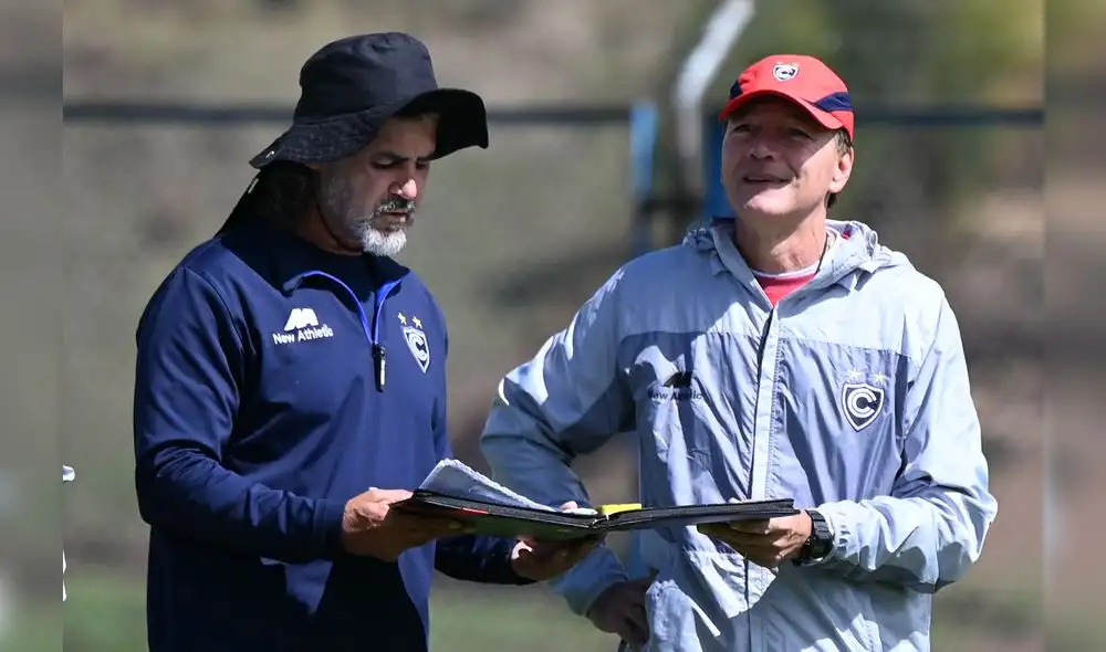 ÁLVAREZ. Dirigió su primer amistoso en Cusco y de inmediato volvió a los entrenamientos para planificar su plan de trabajo. ÁLVAREZ. Dirigió su primer amistoso en Cusco y de inmediato volvió a los entrenamientos para planificar su plan de trabajo.