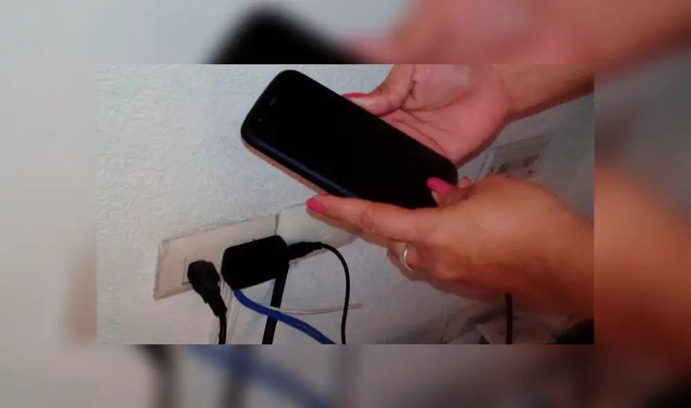 Joven muere electrocutada frente a su madre tras intentar cargar su celular [VIDEO]