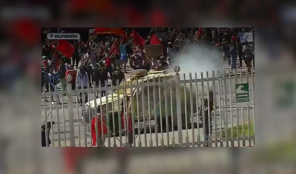 Algunos manifestantes intentaron ingresar al edificio. Algunos manifestantes intentaron ingresar al edificio.