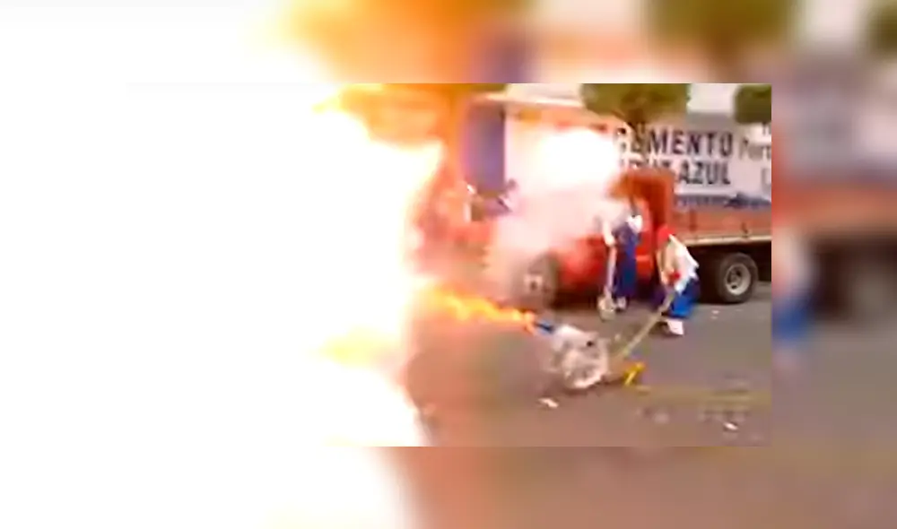 Uno de los fanáticos sufrió las consecuencias de haber prendido el poderoso cañón. Foto: captura