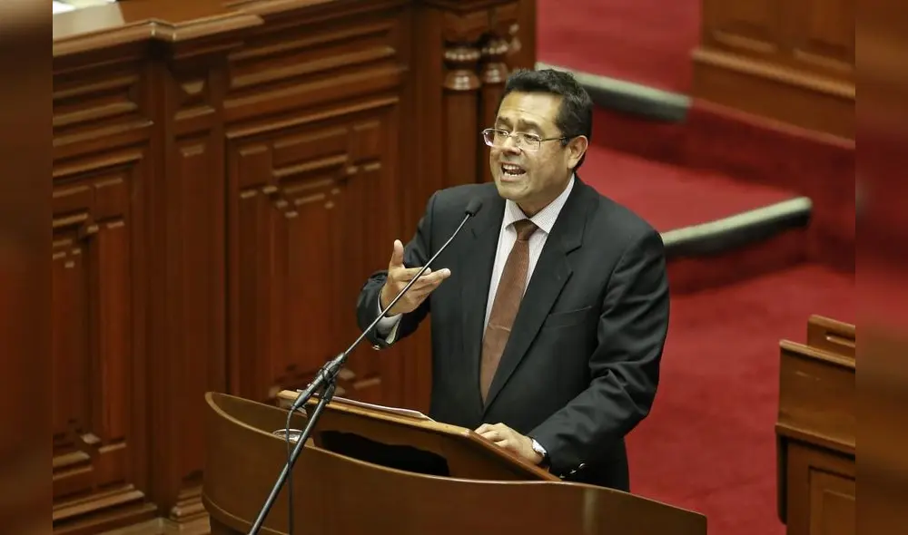 El Ministro de Justicia, José Tello, se presenta ante el Pleno del Congreso de la República para participar del debate sobre la reforma para el adelanto de elecciones. Foto: Antonio Melgarejo / La República