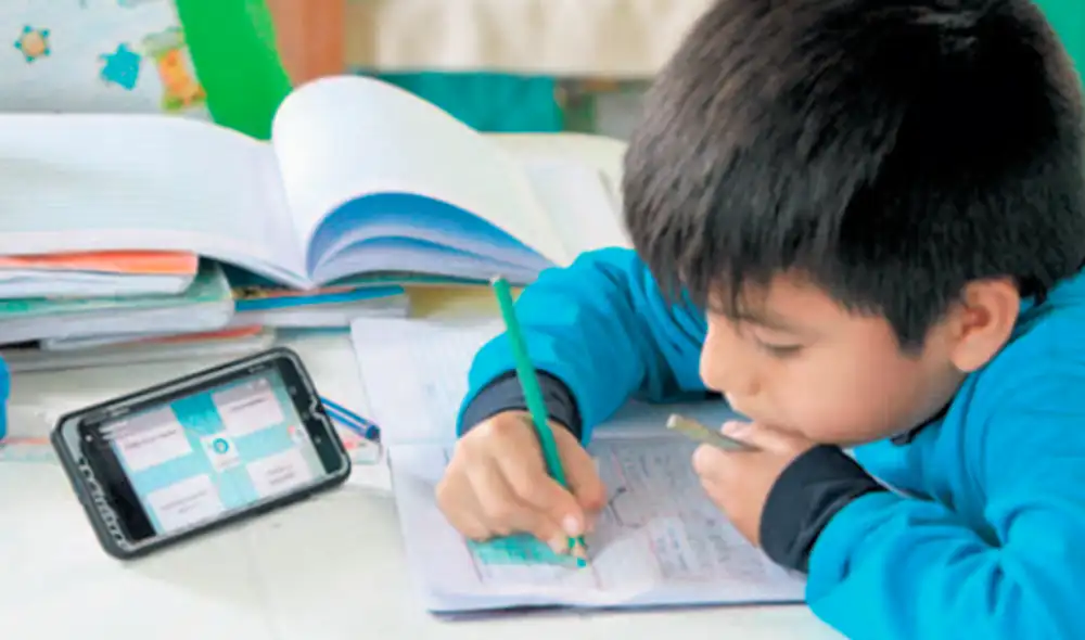 Soluciones. Hay familias como la de Etelvina Guevara que no tienen una laptop o PC. Su hijo Randy aprende viendo el celular. (Foto: Verónica Calderón) Soluciones. Hay familias como la de Etelvina Guevara que no tienen una laptop o PC. Su hijo Randy aprende viendo el celular. (Foto: Verónica Calderón)