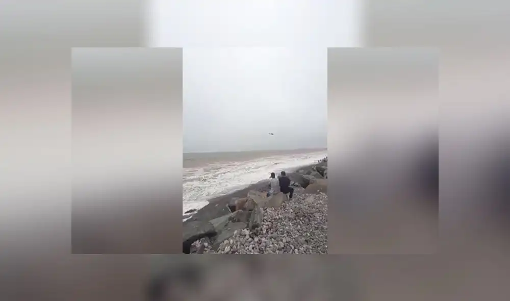 Rescatan a menor en playa del Callao. Créditos: PNP. Rescatan a menor en playa del Callao. Créditos: PNP.