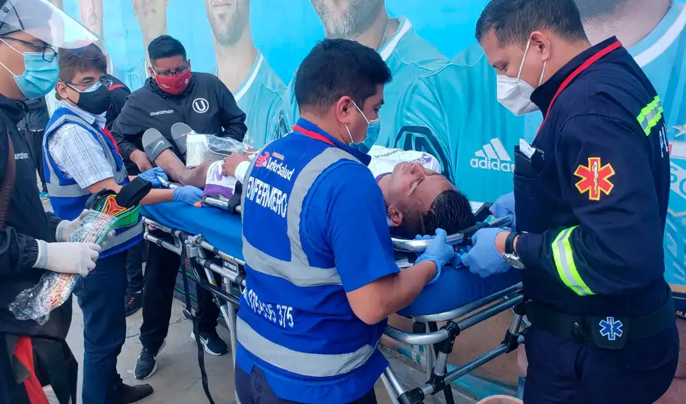 Diego Chávez cayó en el área por una supuesta falta en contra suya. Foto: Prensa Universitario Diego Chávez cayó en el área por una supuesta falta en contra suya. Foto: Prensa Universitario