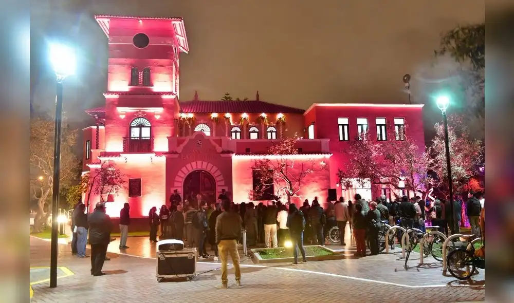 San Isidro: Iluminan de rosado Casa de la Cultura como símbolo contra el cáncer de mama