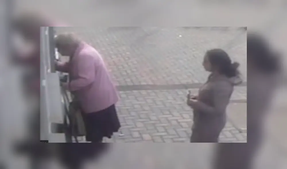 Dos hombres se quedaran viendo el incidente sin hacer nada por defender a la anciana. Foto: captura Dos hombres se quedaran viendo el incidente sin hacer nada por defender a la anciana. Foto: captura
